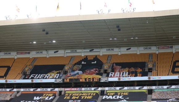 Los fanáticos del Wolverhampton manifestaron su apoyo a su goleador Raúl Jiménez. (Foto: @WolvesEspanol)