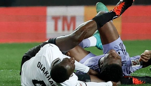 Mouctar Diakhaby estaría hasta un año fuera de las canchas tras dura lesión ante Real Madrid. (Foto: EFE)