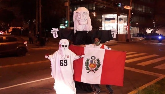 Hinchas peruanos llegaron a las afueras del hotel de Brasil para recordarles la goleada alemana del 2014. (Foto: GloboEsporte / Claudia Macedo).