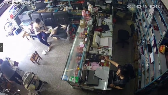 La escena tuvo lugar en una tienda de Guangdong, China. (Foto: @titofly | TikTok)