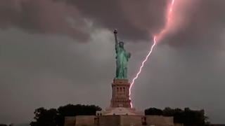 Video viral de rayo impactando la Estatua de la Libertad es lo más increíble que verás en la semana