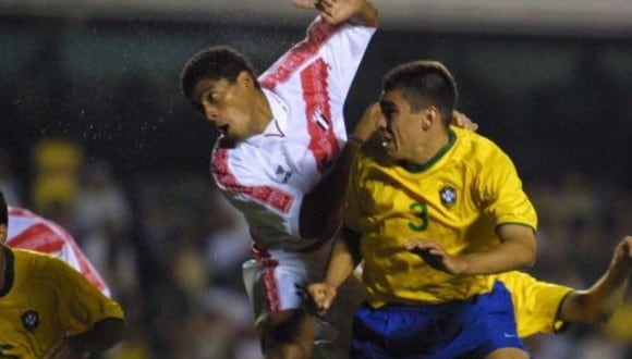 Pajuelo salta junto a Lúcio y anota en el Morumbí por las Eliminatorias al Mundial 2002. (Foto: GEC)