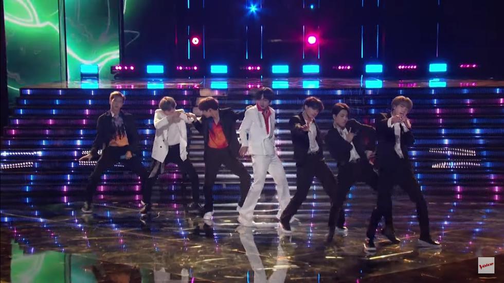 BTS interpreta “Boy With Luv” en “The Voice” (Foto: Captura de pantalla)