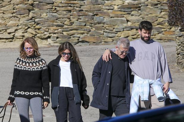 Los padres de Gerard pasearon junto a su hijo y a Clara Chía (Foto: Lagencia Press/The Grosby Group)