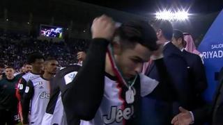 Se quedó picón: Cristiano Ronaldo se quitó la medalla de subcampeón tras perder la Supercopa de Italia 2019 [VIDEO]