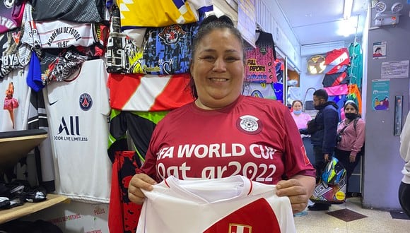 Beatriz Álvarez vende y confecciona camisetas y souvenirs deportivos. (Foto: Irene Carranza)