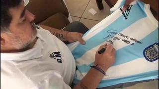 Coronavirus Argentina: Diego Armando Maradona dona camiseta para barrio vulnerable