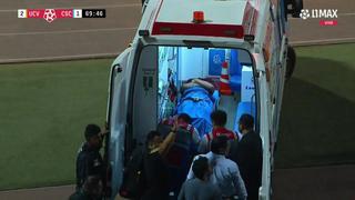 ¡Que no sea nada grave! Yotún salió en ambulancia tras lesión en la rodilla