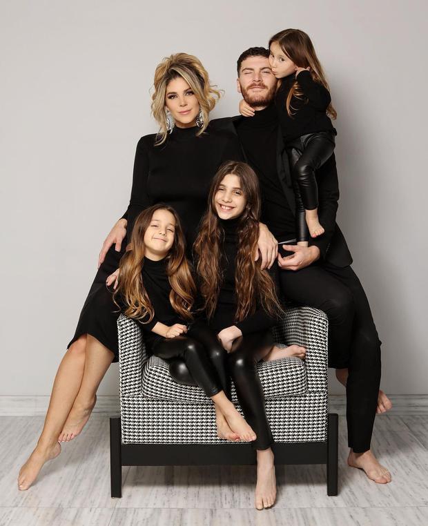 Natalia Alcocer junto a sus hijas (Martina, Bruna, Leonor) y su actual pareja, Michael Cohn Del Real (Foto: Natalia Alcocer / Instagram)