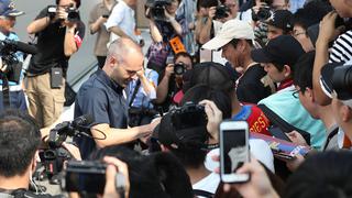 Querido en todo el mundo: Andrés Iniesta arribó a Japón y fue recibido por decenas de hinchas [FOTOS]