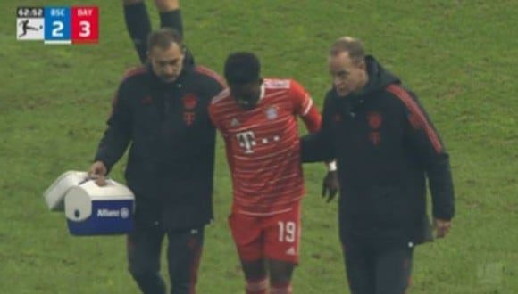 Alphonso Davies salió del partido de Bayern Munich al minuto 64. (Captura: ESPN)