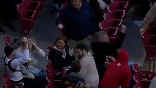 Para enmarcar: espectador de un partido de béisbol hace increíble jugada mientras le da el biberón a su bebé [VIDEO]