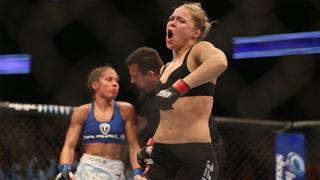 UFC: Ronda Rousey 'troleó' a mesera de Hooters sobre su derrota en la jaula