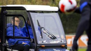 Van Gaal dirige el entrenamiento de la ‘Oranje’ desde un carrito de golf