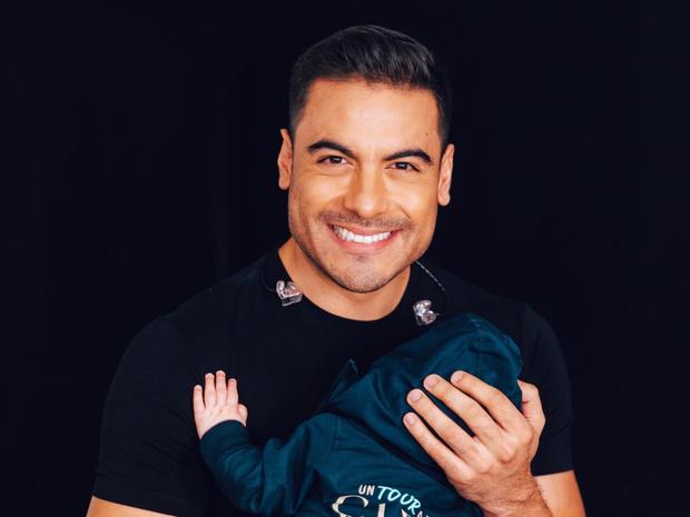 Carlos Rivera cargando a su bebé León (Foto: Carlos Rivera / Instagram)