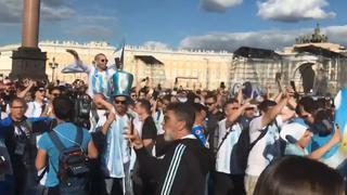 El cielo es (blanco) y celeste: banderazo de bienvenida a Argentina a su llegada a San Petersburgo