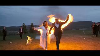 Amor en llamas: pareja se casa y decide hacer un ritual distinto que ‘prendió’ a más de uno [VIDEO]