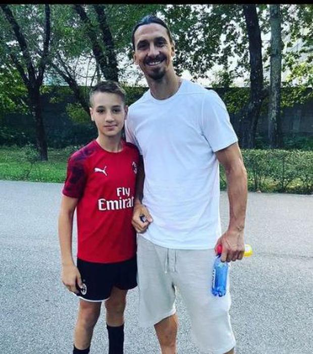 Francesco Camarda en una foto junto a su ídolo Zlatan Ibrahimovic.