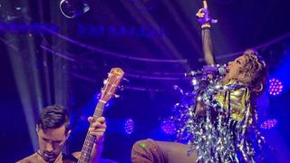 Paulina Rubio sufrió caída en el escenario durante show en California | VIDEO