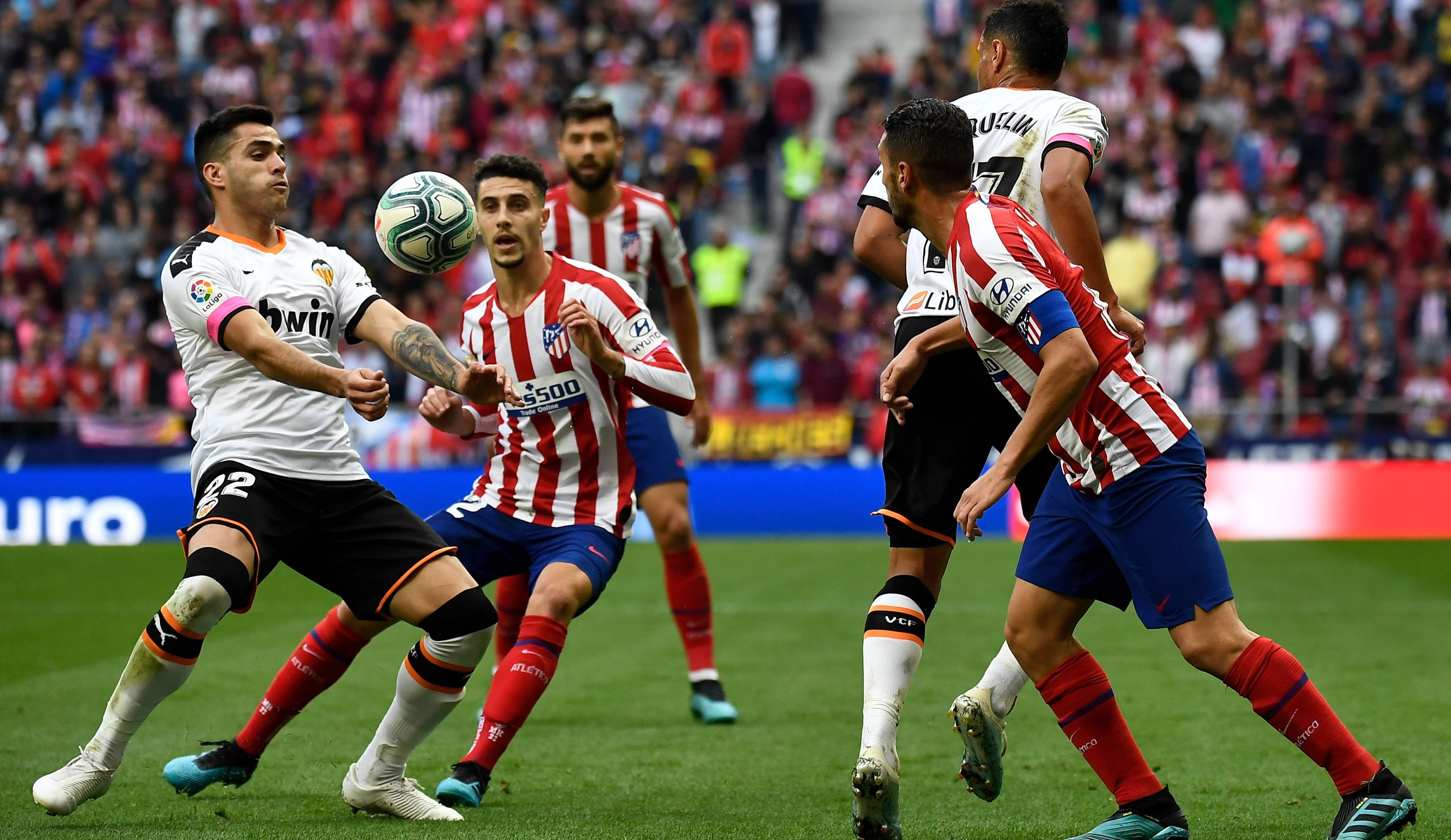 Valencia juega contra Atlético Madrid por LaLiga Santander. Conoce las horas y canales TV para ver todos los partidos de hoy, viernes 14 de febrero. (Foto: AFP)