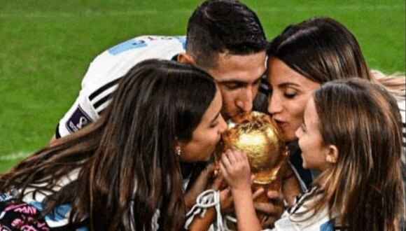 La familia del 'Fideo' con la Copa del Mundo. (Foto: Instagram @angeldimariajm)