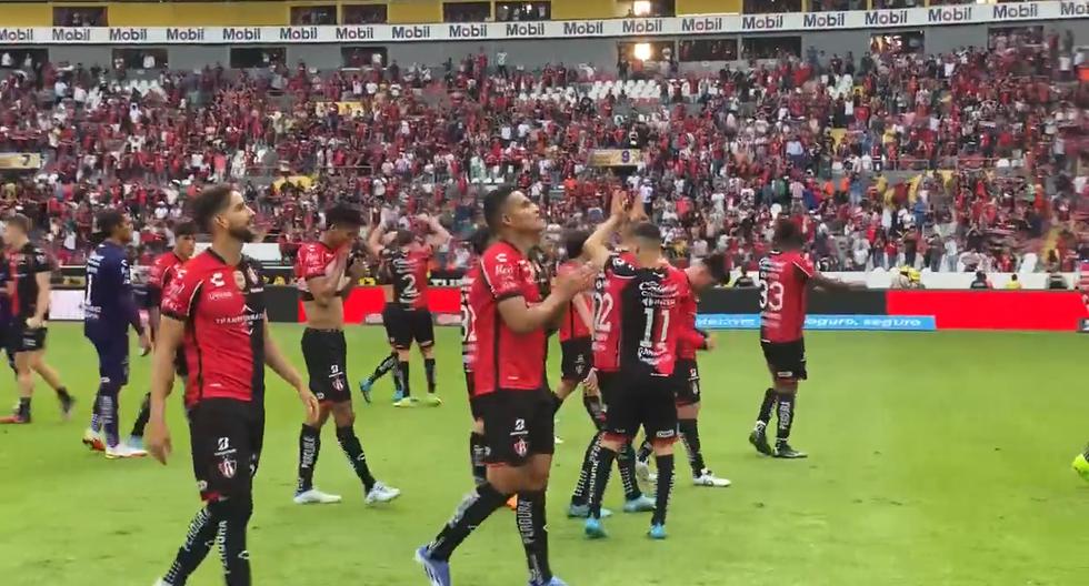 Alegría por llegar a ‘semis’ de Liga MX: el festejo de Santamaría con la afición del Atlas [VIDEO]