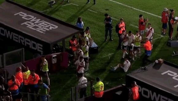 Enzo Pérez fue agredido con un botellazo en la cancha de Lanús. (Foto: ESPN)
