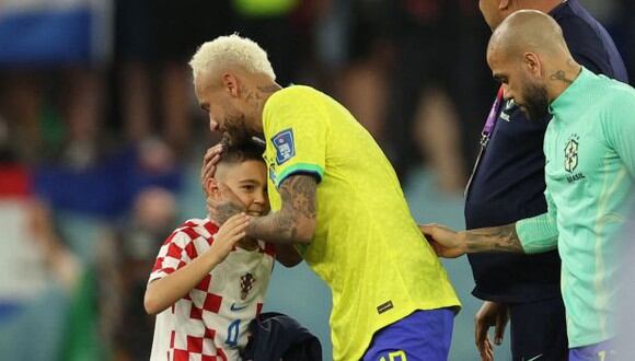 El emotivo encuentro de Neymar con un niño tras eliminación de Brasil. (Foto: AFP)