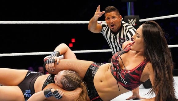 Nikki Bella peleando contra Ronda Rousey en Evolution 2018. (Foto: WWE)