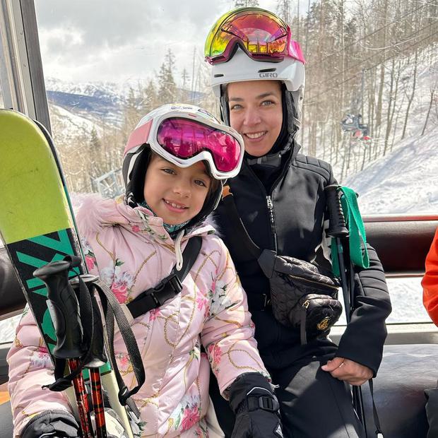 Adamari López junto a su hija Alaïa en su equipo para esquiar (Foto: Adamari López / Instagram)