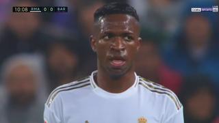 No había de otra: Vinicius Junior recibió la primera tarjeta amarilla del ‘Clásico’ tras una falta contra Semedo [VIDEO]