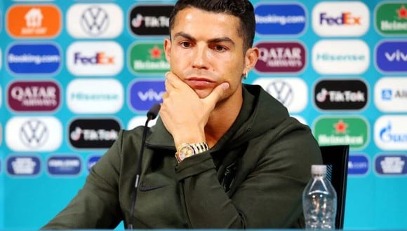 Cristiano Ronaldo fue protagonista en la Eurocopa 2021 por retirar botellas de gaseosas en la conferencia de prensa. (Foto: Reuters)