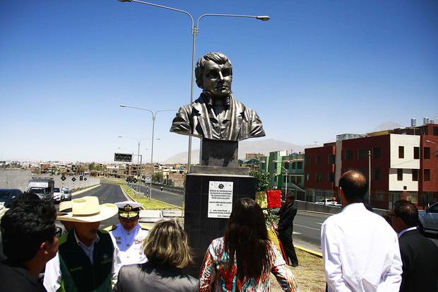 Imagen de la inauguración de un nuevo busto del poeta Mariano Melgar en el acceso al puente Chilina, en Arequipa. (Foto: GEC Archivo / Zintia Roxana Fernández Licla.