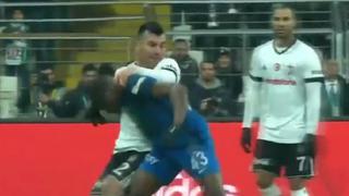 ¡Parecía lucha libre! Medel quiso quitar la pelota a rival, pero le 'aplicó una llave' [VIDEO]