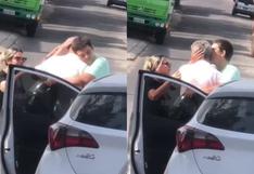 Anciano embiste con su auto a motociclista y, lejos de pelear, ambos acaban dándose un abrazo entre lágrimas