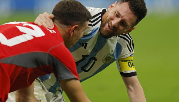 Lionel Messi celebra con el 'Dibu' Martínez tras ser héroe en la tanda de penales.