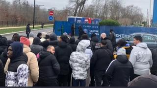 Las cosas se ponen feas en PSG: hinchas llegaron al entrenamiento para ‘ajustar’ a jugadores