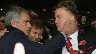 Tendió la cama: Van Gaal acusó a Mourinho de provocar su despido del Manchester United