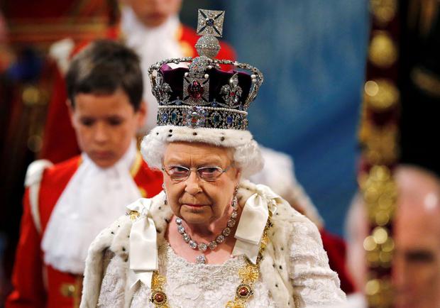 La reina Isabel II de Gran Bretaña, mostrando la Corona del Estado Imperial en 2015 (Foto: AFP)