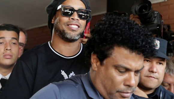 Ronaldinho salió sin cargo de la Fiscalía tras declarar 8 horas.