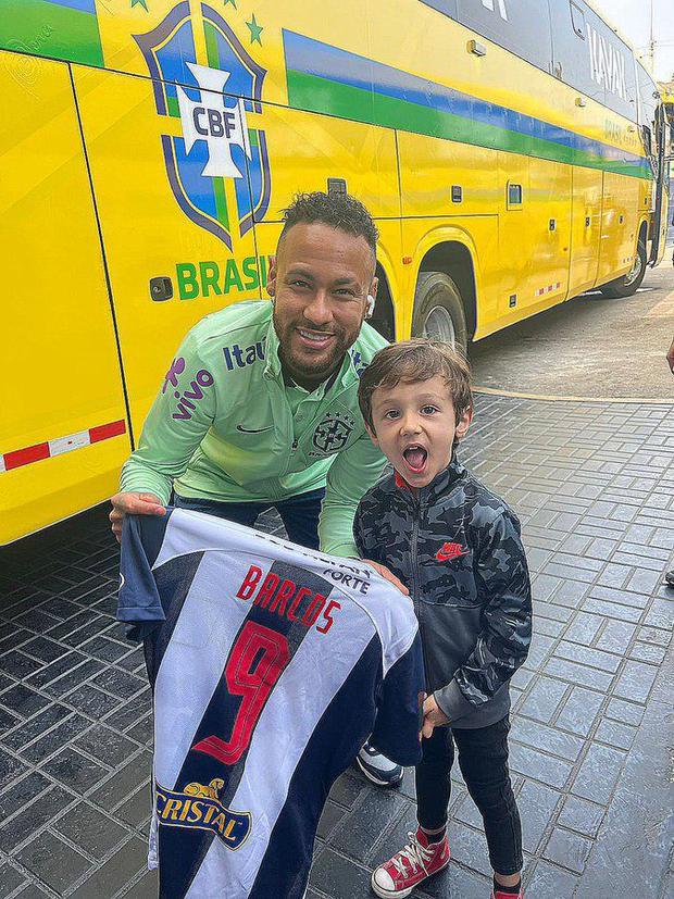 Neymar con la camiseta de Alianza Lima de Hernán Barcos. (Foto: Twitter)