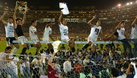 Maravillosa postal del miércoles 2 de julio del 2008, la noche que la 'U' de Gareca se coronó campeón del Apertura. (Foto: Andina)
