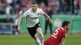 Dos errores, dos goles: James Rodríguez perdió el balón yRebić anotó el 2-1 para el Frankfurt