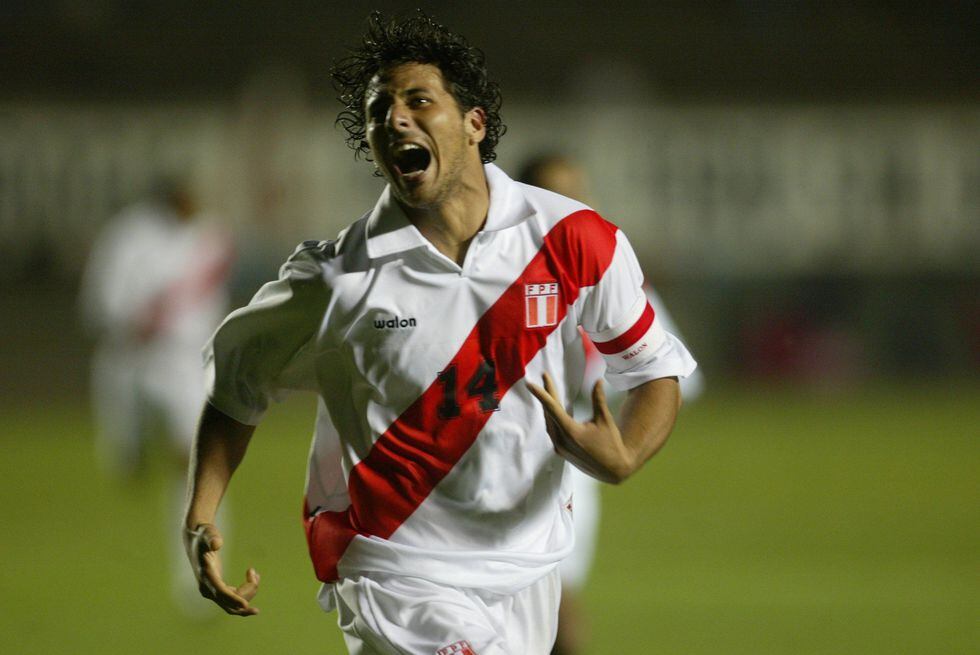 Claudio Pizarro fue capitán por primera vez en un par de amistosos ante Chile en 2003. (Foto: Archivo GEC)
