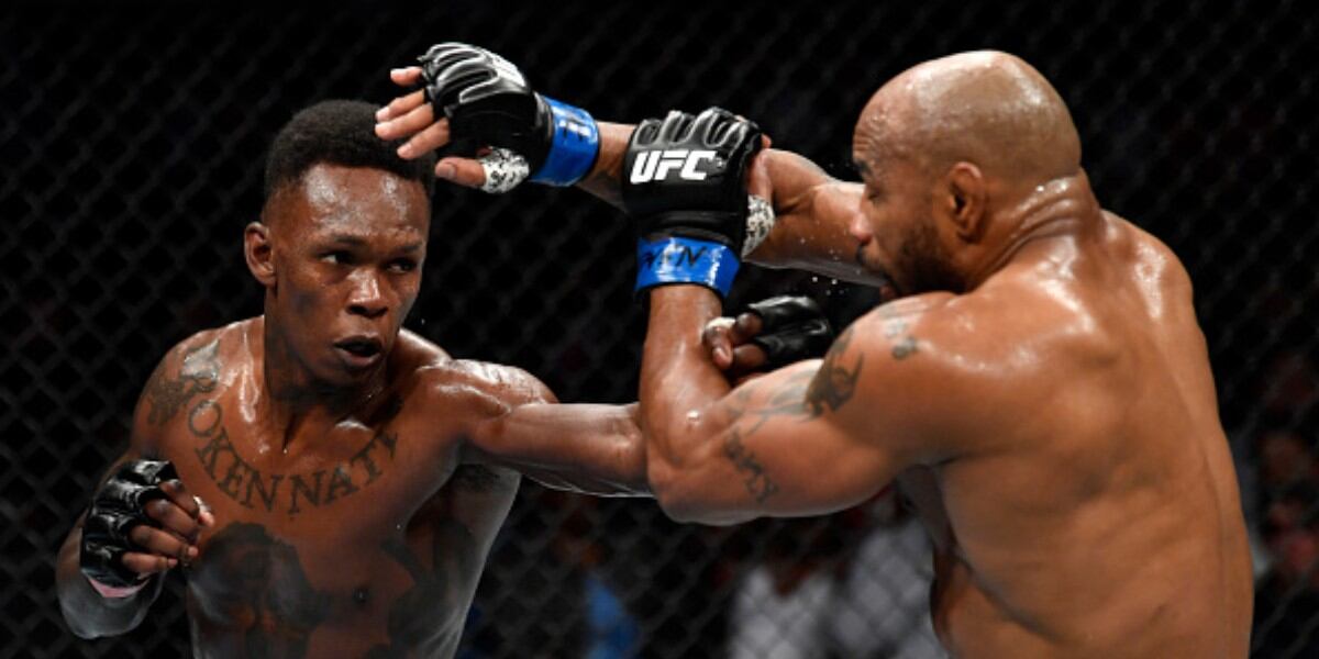 Israel Adesanya peleando contra Yoel Romero en el T-Mobile Arena de Las Vegas, en donde se desarrolló el UFC 248. (Foto: Getty Images)