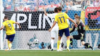 ¿Ya lo extrañan? La felina atajada del portero coreano al 'reemplazo' de Zlatan en Rusia 2018
