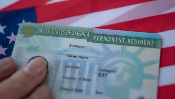 Servicio de Ciudadanía e Inmigración anunció que los solicitantes a una 'green card' deberán estar vacunados contra el COVID-19. (Foto: Getty)