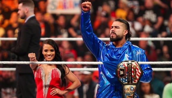 Andrade con su título estadounidense junto a Zelina Vega. (Foto: WWE)