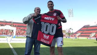 Paolo Guerrero fue homenajeado por la hinchada al cumplir 100 partidos con el Flamengo