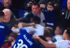 Lamentable: hincha del Everton, con su bebé en brazos, se peleó con jugadores del Lyon [VIDEO]